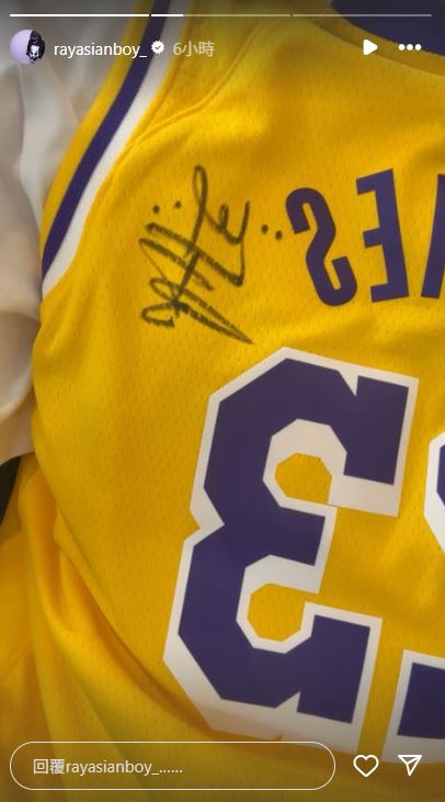Ray樂曬簽名球衣。（圖／翻攝自Ray IG）
