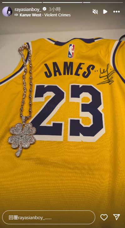 Ray樂曬簽名球衣。（圖／翻攝自Ray IG）