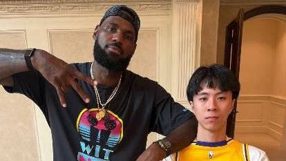 台最強高中生Ray合照詹皇　還獲簽名球衣