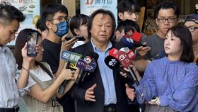 民進黨立委王世堅出席中常會前受訪。（圖／記者劉秀敏攝影）