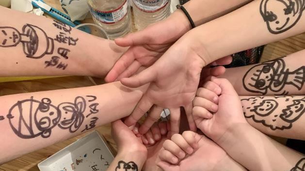 奈良美智畫奇異筆刺青　收入全捐台灣花蓮