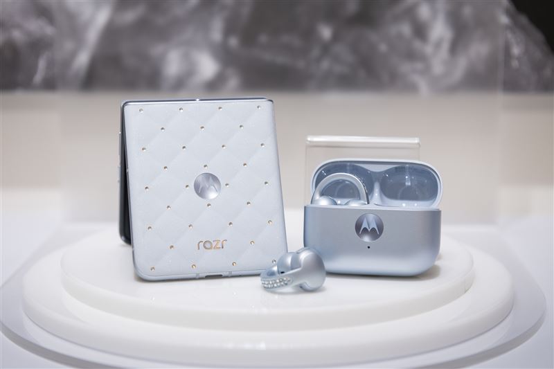 Motorola攜手Swarovski&reg;施華洛世奇推出冰藍限定組，即日起於遠傳電信獨家販售