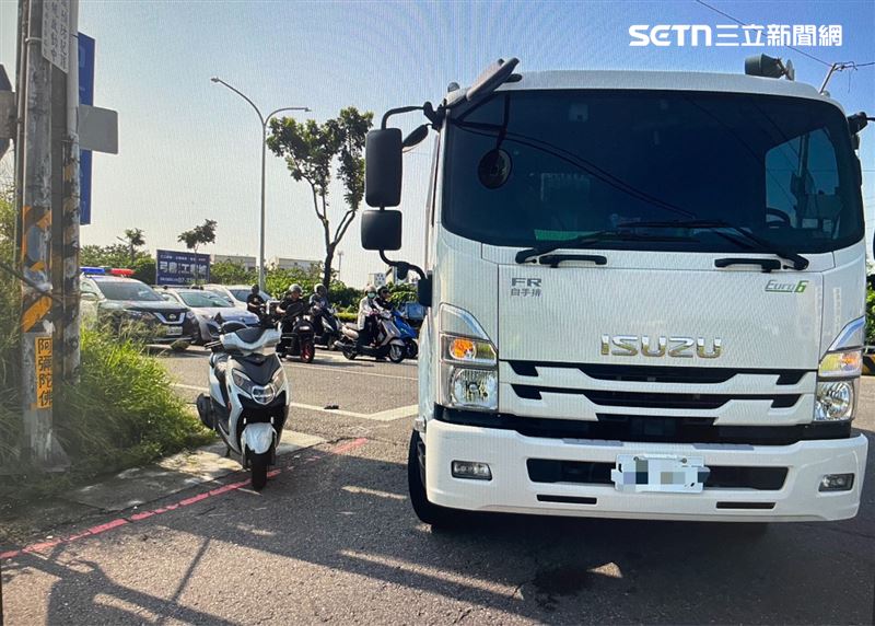 垃圾車司機匡男聲稱「轉過去就撞到了」。（圖／翻攝畫面）