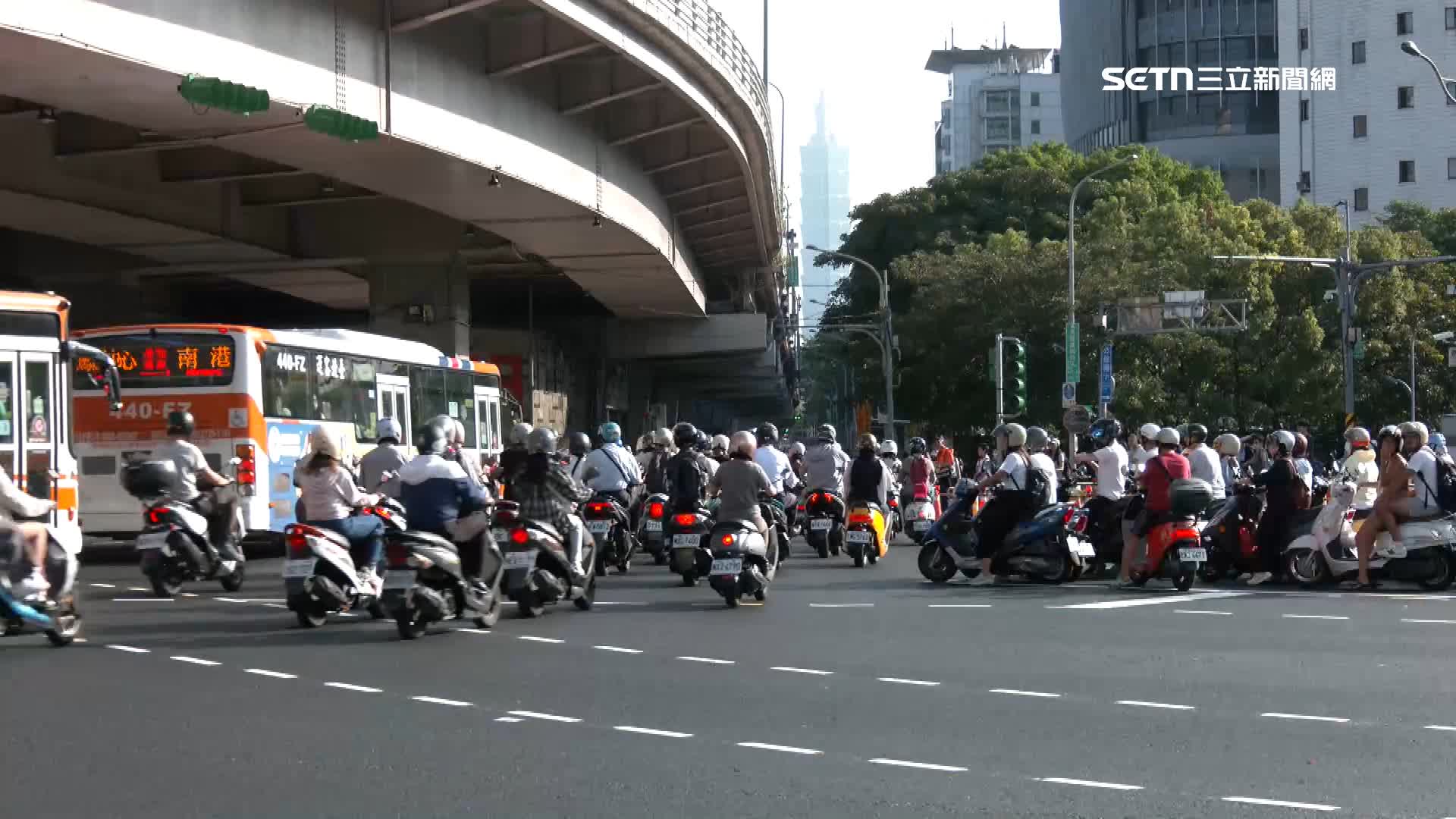 公館圓環改建為正交路型，車流量驚人，引發通勤族抱怨