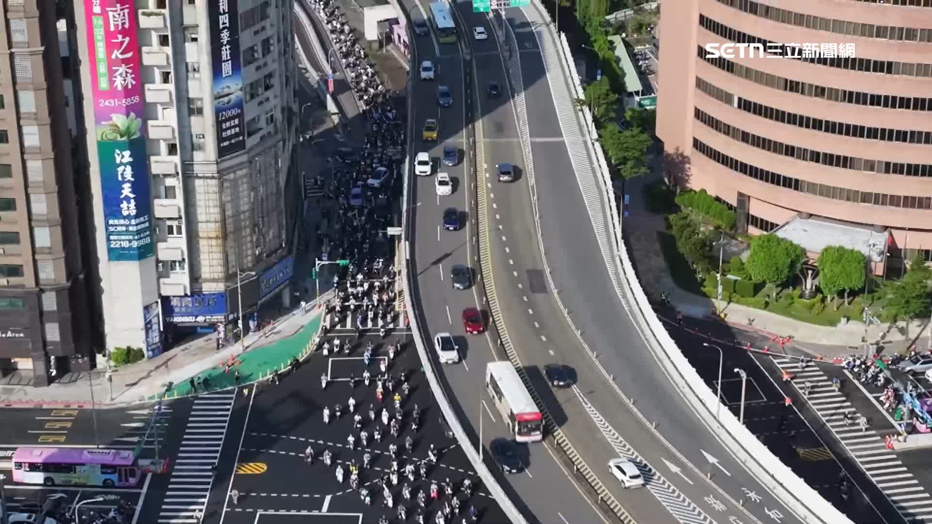 空拍畫面直擊福和橋上一路塞