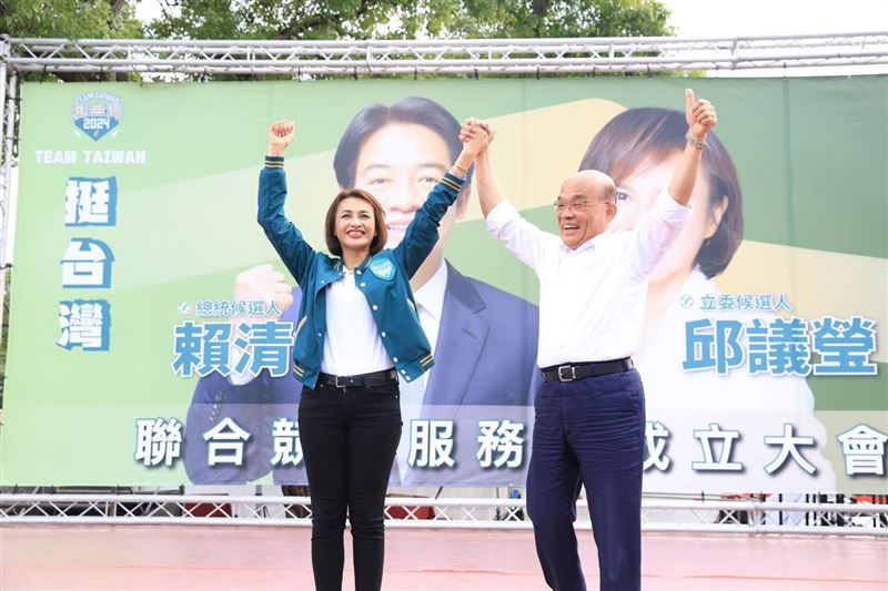 邱議瑩（右）邀蘇貞昌（左）站台。（圖／翻攝自邱議瑩臉書）