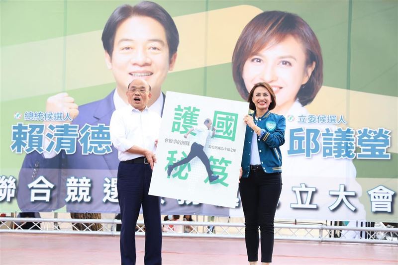 中秋前夕，蘇貞昌（左）獻聲替邱議瑩（右）拜票，民眾接聽超意外。（圖／翻攝自邱議瑩臉書）