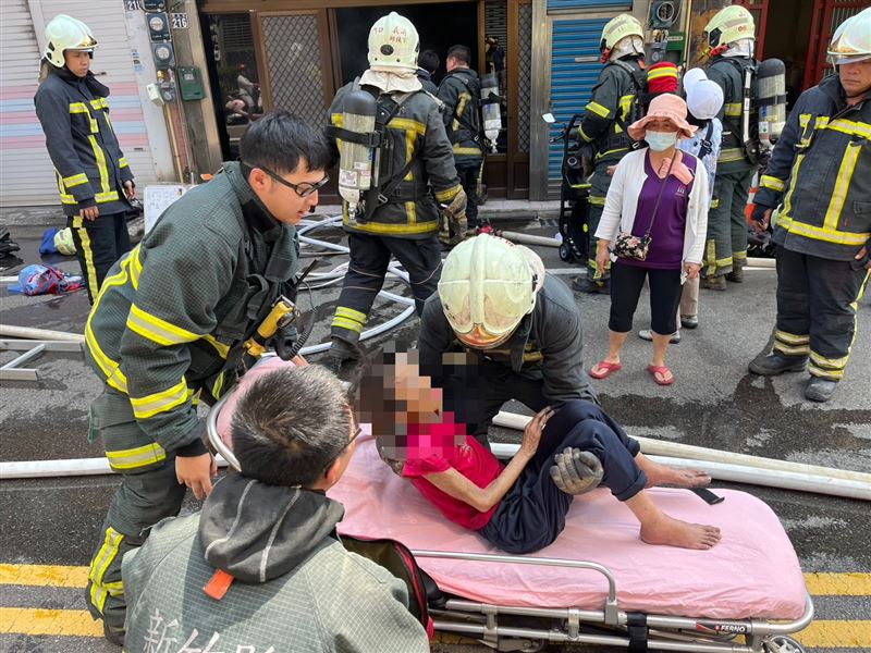消防員將婦人安穩的放置在擔架上。（圖／翻攝畫面）