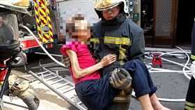 火警,湖口,公主抱,婦人（圖／翻攝畫面）