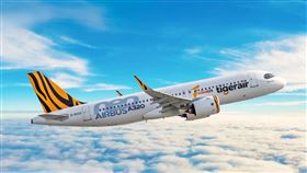 黃偉哲宣布，台南市政府攜手虎航！直飛熊本&沖繩航線將起飛。（圖／翻攝自黃偉哲臉書）