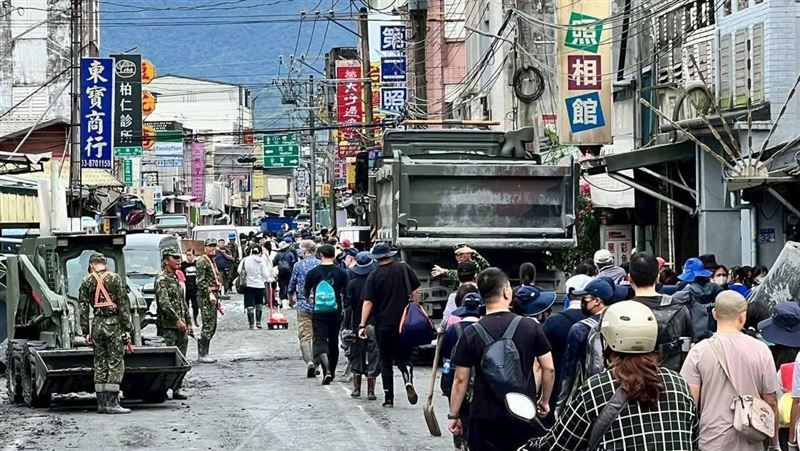 全台眾多民眾化身「鏟子超人」，前往花蓮光復鄉救災。（圖／翻攝自台鐵公司）
