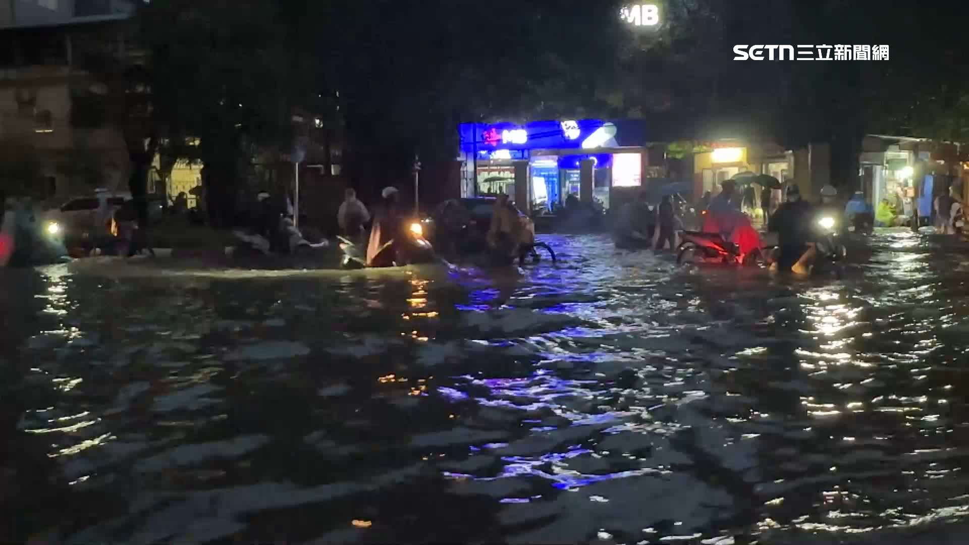 河內古街馬路變河道，水淹高度幾乎淹沒整顆機車輪胎