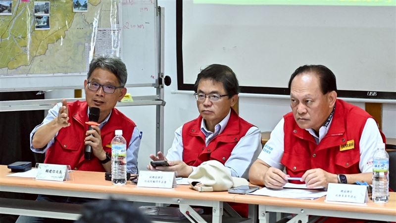 中央災害應變中心前進協調所總協調官季連成（右一）規劃由軍方統一指揮調度志工救災。（圖／翻攝畫面）