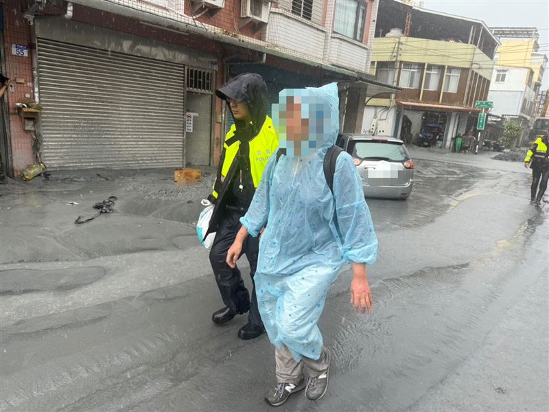 受困女獲救後淚崩表示「我以為我會死在這」，事後不斷感謝員警。（圖／翻攝畫面）