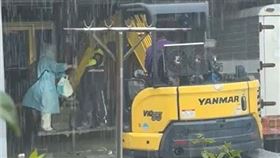 花蓮警「乘怪手抓斗」挺進災區！受困女獲救淚崩：我以為我會死在這