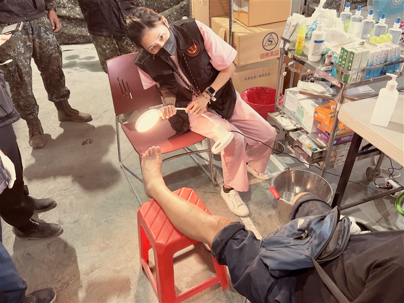 照明設備在國軍醫護站立刻發揮效用。（圖／慈濟基金會提供）