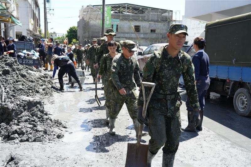 國軍於10月1日再度動員超過3千位官兵投入災區復原。。（圖／慈濟基金會提供）