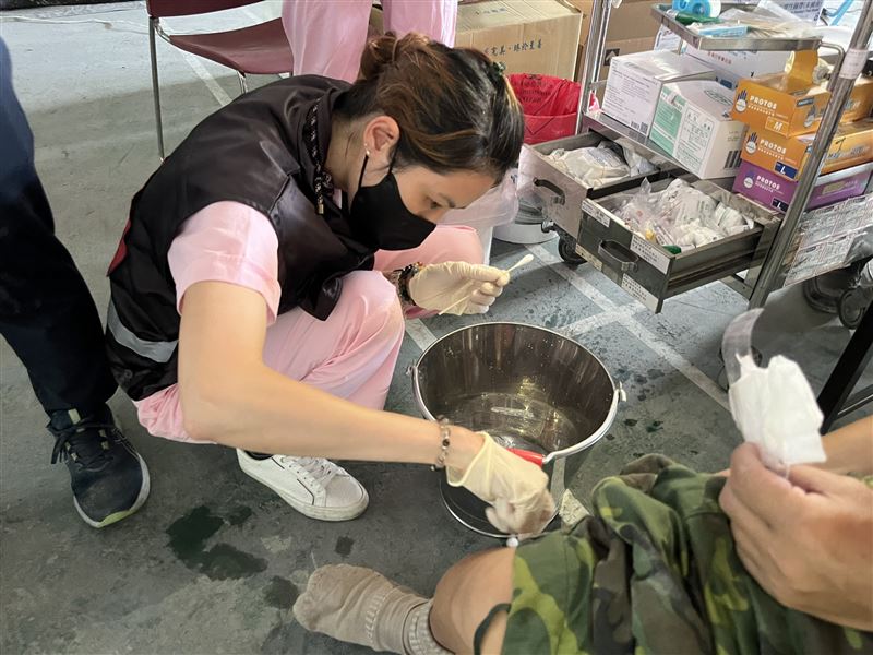 軍方設置在光復火車站的醫療站於10月1日早上啟用後，立即有民眾及官兵前往求診。（圖／慈濟基金會提供）