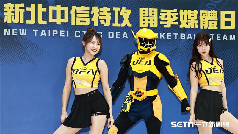 TPBL新北中信特攻媒體日，PS女孩韓籍成員JJUBI、金渡兒和吉祥物Thunder熱舞。（圖／記者劉彥池攝影）