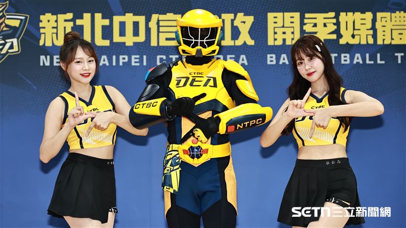 TPBL新北中信特攻媒體日，PS女孩韓籍成員JJUBI、金渡兒和吉祥物Thunder合影。（圖／記者劉彥池攝影）