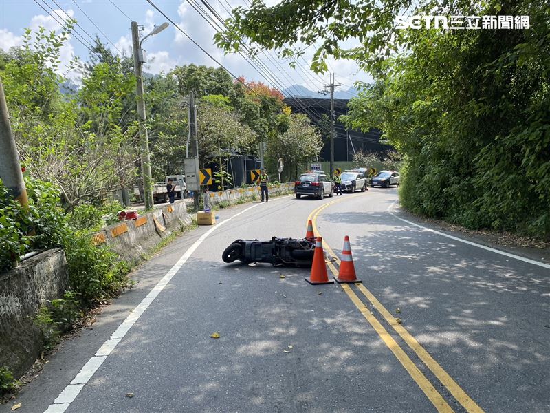 台8線發生自撞車禍，44歲騎士摔車傷重不治。（圖／翻攝畫面）