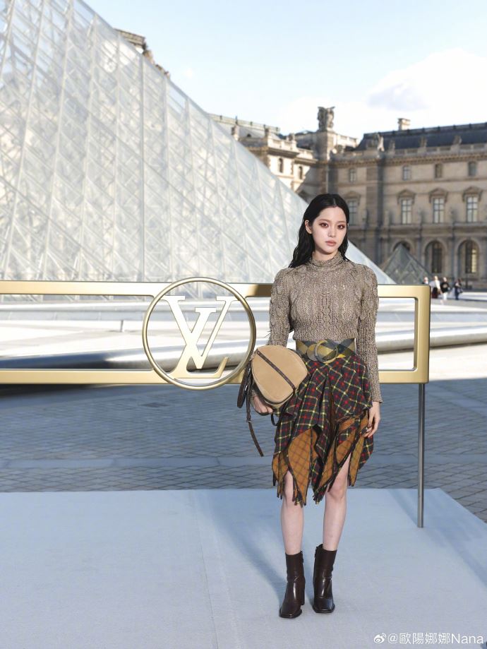 歐陽娜娜在中國國慶僅更新她前往巴黎時裝週欣賞Louis Vuitton大秀（圖／翻攝自歐陽娜娜微博）