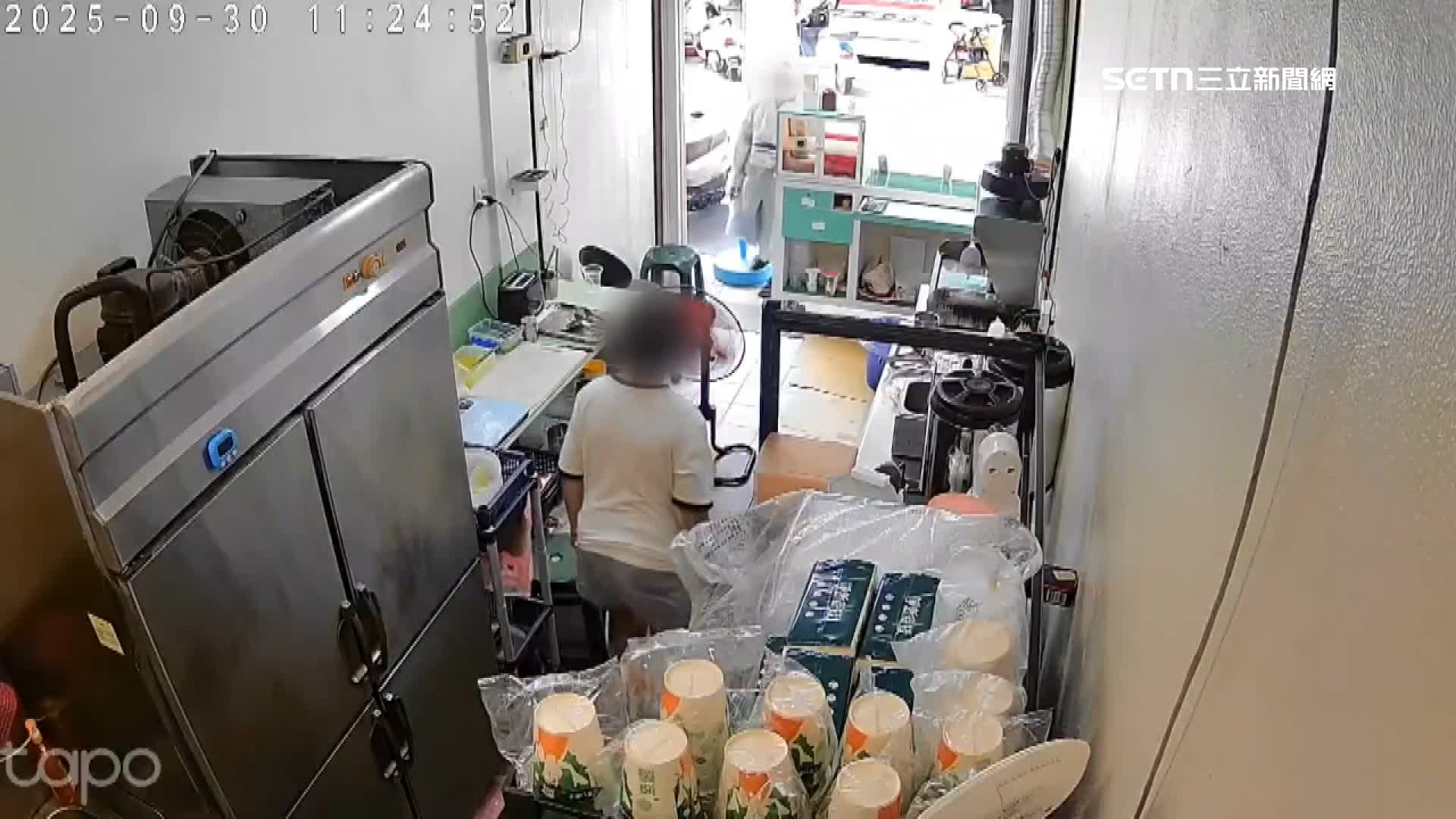 南投草屯一間早餐店，比丘尼拿著紙盒前來化緣