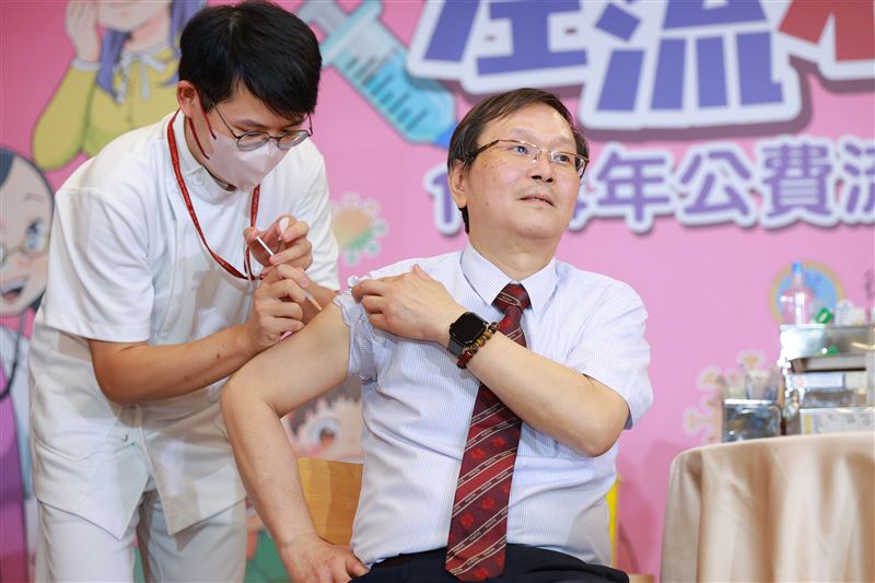 10月1日公費流感及新冠疫苗同步開打「左流右新 健康安心」。（圖／衛生福利部提供）