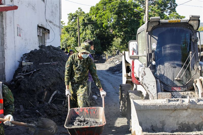 國軍持續增援花蓮光復，希望盡速讓災區復原。（圖／國防部提供）