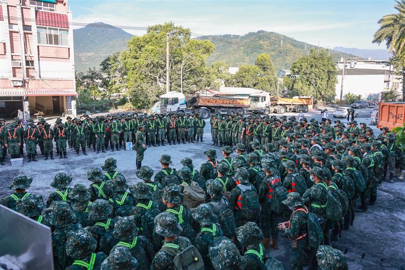 國軍持續增援花蓮光復，希望盡速讓災區復原。（圖／國防部提供）