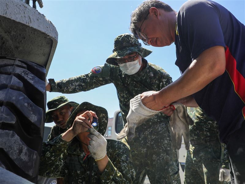 國軍持續增援花蓮光復，希望盡速讓災區復原。（圖／國防部提供）