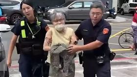 剛因在北捷要求讓座引發爭議的婦人，被發現其實是一名竊盜前科犯。（翻攝畫面）