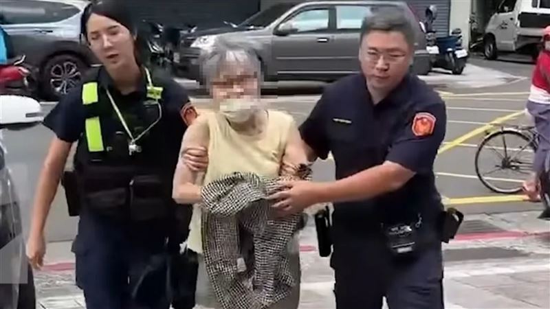 剛因在北捷要求讓座引發爭議的婦人，被發現其實是一名竊盜前科犯。（翻攝畫面）