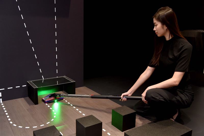 全新Dyson PencilVac&trade; Fluffycones鉛筆吸塵器，能靈活應對家中各種清掃死角，配備「免觸碰清空集塵筒」，打造便捷的吸塵體驗。（圖／品牌業者提供）