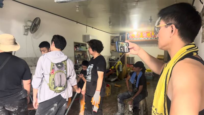 童仲彥被跟拍後反拍八炯。（圖／翻攝自童仲彥YT）