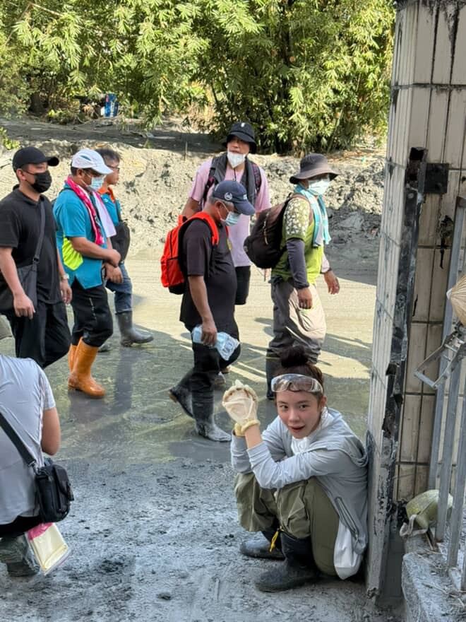 李多慧低調救災不過仍被現場民眾發現。（圖／李多慧經紀人提供）