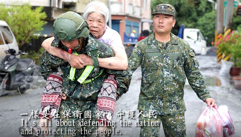 陸軍司令部推出《守護的力量》影片，邀請導演吳念真獻聲，感謝軍警消醫護及社會各界自發前往救援的「鏟子超人」。（圖／陸軍司令部提供）