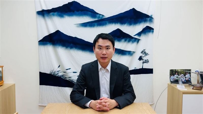 環團1日召開報告發布記者會，揭露台灣成俄國輕油最大買家，呼籲停止進口俄國能源，以免繼續成為戰爭幫兇。立委陳冠廷與沈伯洋到場聲援。（圖／陳冠廷辦公室提供）