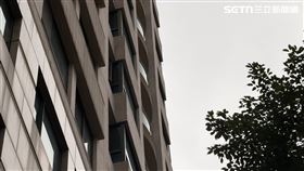 高雄單親媽墜樓倒臥血泊中送醫不治。（圖／記者簡榮良攝影）