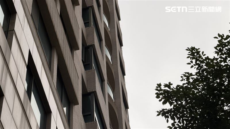 高雄單親媽墜樓倒臥血泊中送醫不治。（圖／記者簡榮良攝影）