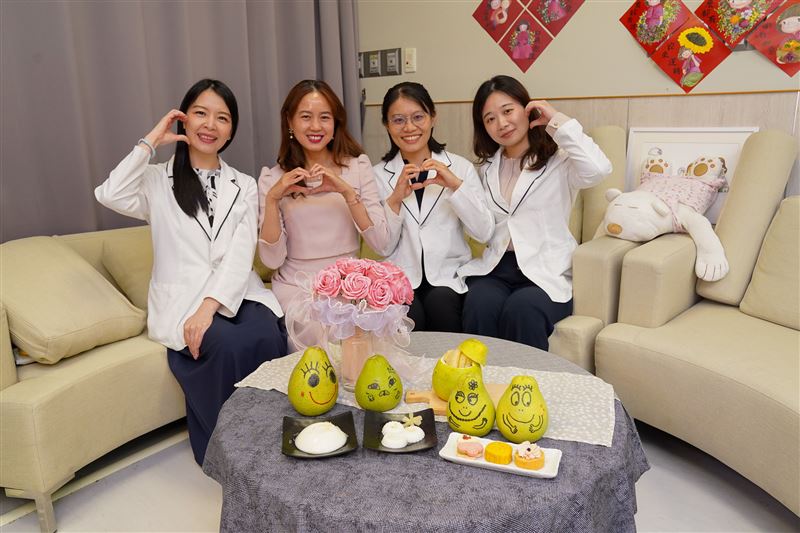 中秋團聚少不了烤肉、月餅與柚子，但多吃恐害糖友血糖失控。營養師提醒，慎選食材、少吃加工肉。（圖／中醫大新竹附醫提供）