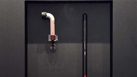 沿襲Supersonic r™吹風機的相同直徑38mm，Dyson PencilVac™ Fluffycones即使單手也能輕鬆握持。（圖／品牌業者提供）