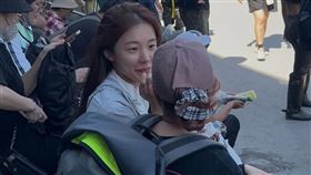 李多慧的溫暖舉動被網友捕獲。（翻攝自Threads cheer_1022）