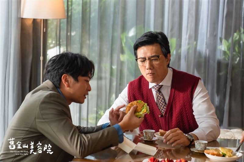 楊銘威飾演受寵的鄧家老二鄧惟康，最懂得討父親蔣偉文的歡心。（圖／TVBS提供）