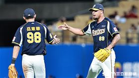 中職36年例行賽，中信兄弟先發投手韋禮加和演出美技守備的二壘手岳東華擊掌。（圖／記者劉彥池攝影）