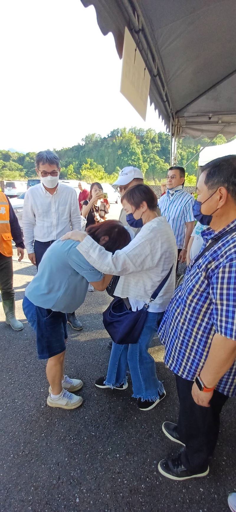 民進黨立委劉建國、民進黨花蓮縣黨部主委嚴献宗陪同善心企業家赴災區發放慰問金。（圖／劉建國辦公室提供）