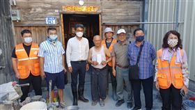 民進黨立委劉建國、民進黨花蓮縣黨部主委嚴献宗陪同善心企業家赴災區發放慰問金。（圖／劉建國辦公室提供）