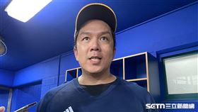 周思齊隨隊中信兄弟，說明老家光復鄉災情。（圖／記者張沛嘉攝影）