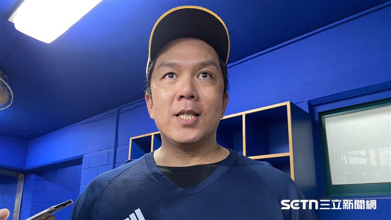 周思齊隨隊中信兄弟，說明老家光復鄉災情。（圖／記者張沛嘉攝影）