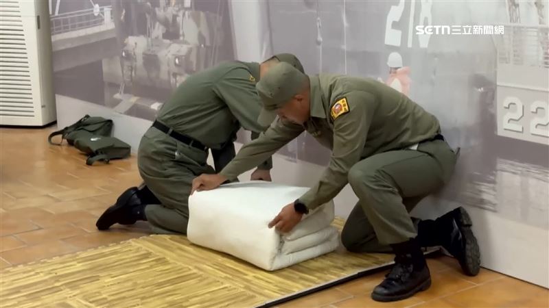 「2025金門老兵召集令」活動開跑，老兵在現場折起棉被